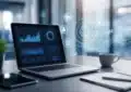 Assistant IA analysant des options d'assurance vie numérique