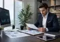 Conseillers financiers comparant taux d'assurance vie sécurisée et rémunérée