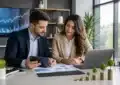 Contrat assurance vie en 2026 avec documents et graphiques financiers