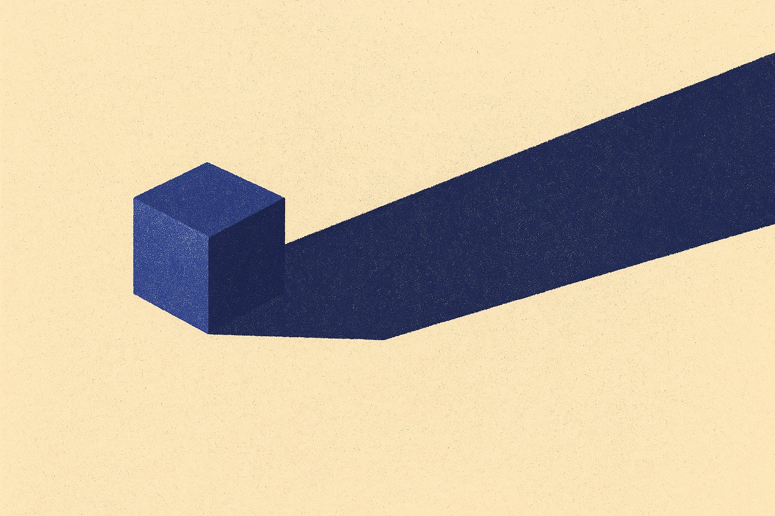 Petit cube projetant une ombre portée immense sur un sol ivoire, illustration duotone indigo