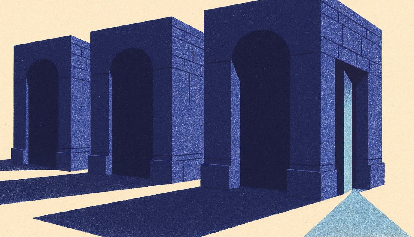Illustration duotone indigo de trois portails monumentaux alignes dont un seul est entrouvert, laissant passer un rai de lumiere, metaphore des trois circuits officiels pour savoir si on est beneficiaire d'une assurance vie