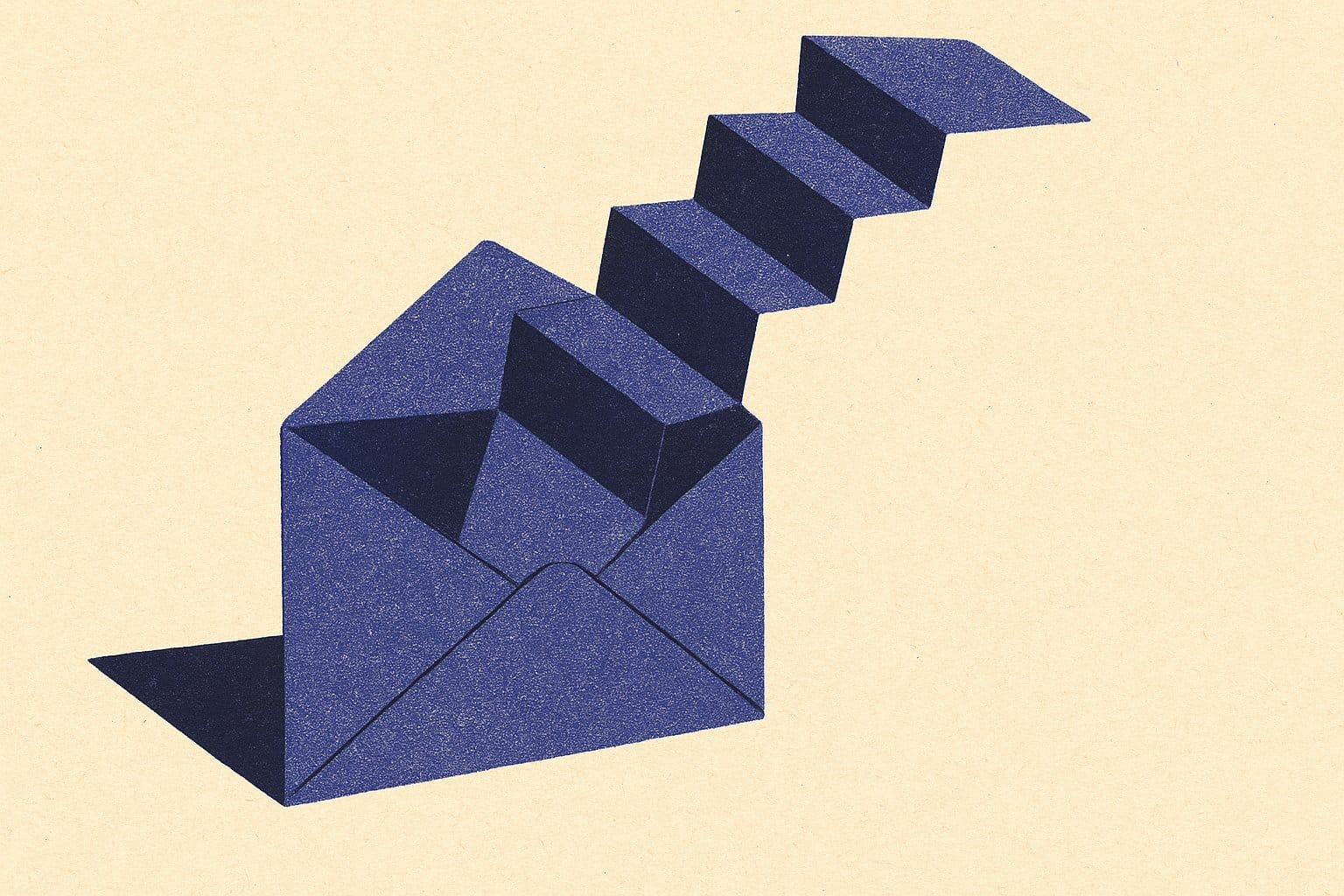 Enveloppe ouverte d'où sort un document plié en escalier ascendant, illustration duotone indigo sur fond ivoire