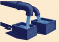Illustration duotone indigo : un meme tuyau se partage en deux becs qui remplissent deux bassins a des niveaux differents, image du choix entre compte a terme et assurance vie