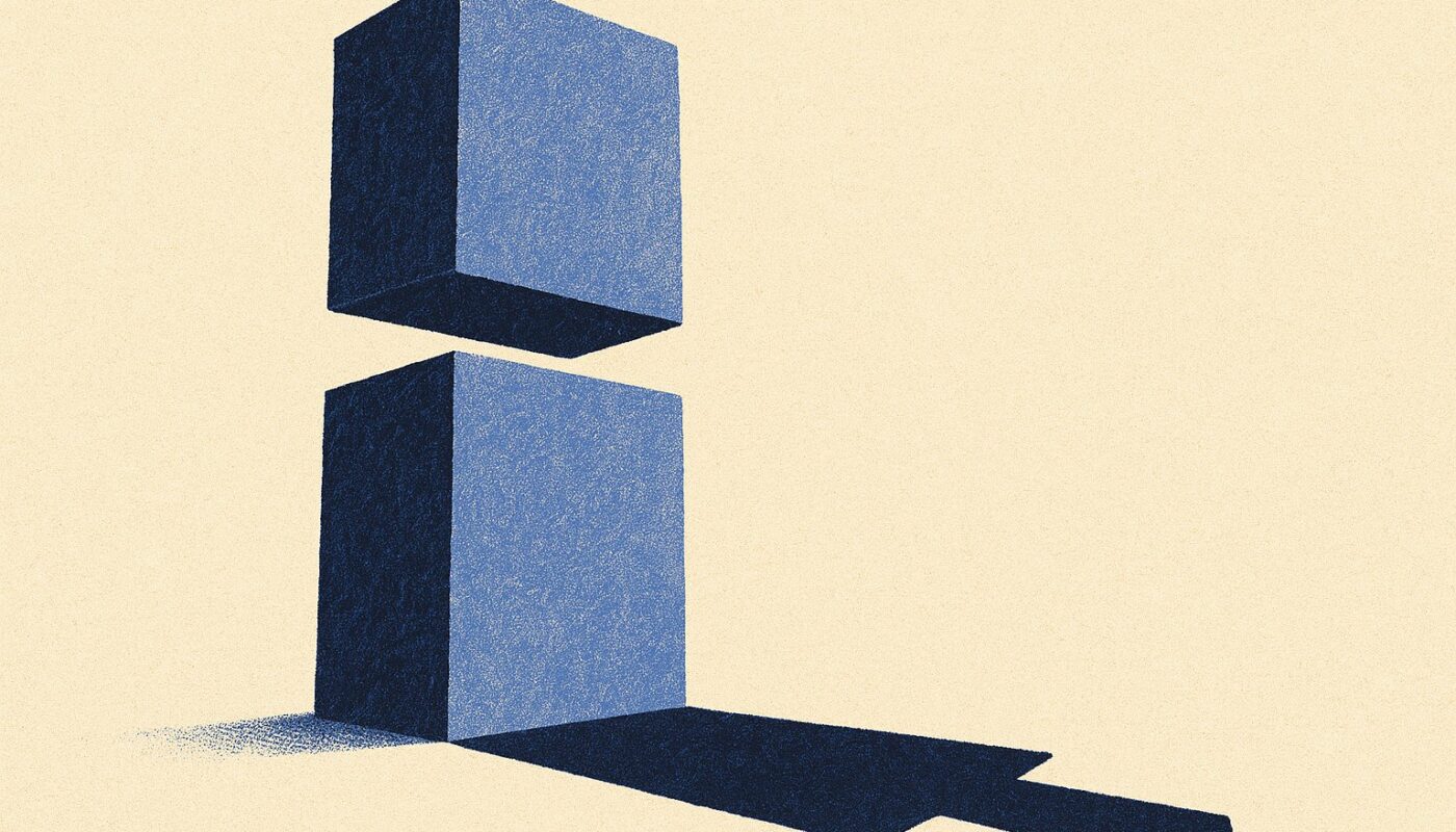 Illustration en duotone indigo et bleu ciel : un monolithe de pierre amputé d’une tranche en son milieu, dont l’ombre portée au sol reste entière.