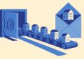Illustration de presse financière duotone indigo et bleu ciel sur fond ivoire : un tapis roulant monumental achemine des immeubles miniatures d'un coffre-fort ouvert vers une grande enveloppe, métaphore de la sortie d'une SCPI détenue en assurance vie