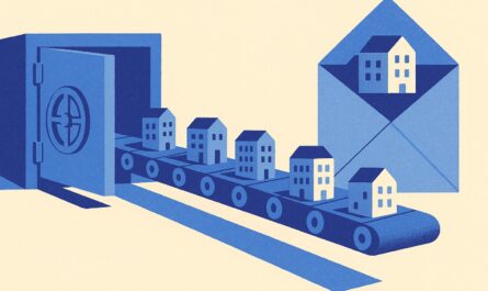 Illustration de presse financière duotone indigo et bleu ciel sur fond ivoire : un tapis roulant monumental achemine des immeubles miniatures d'un coffre-fort ouvert vers une grande enveloppe, métaphore de la sortie d'une SCPI détenue en assurance vie